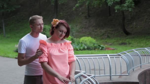 Αγαπημένο ζευγάρι στο πάρκο αγκαλιάζει στο σιντριβάνι. — Αρχείο Βίντεο