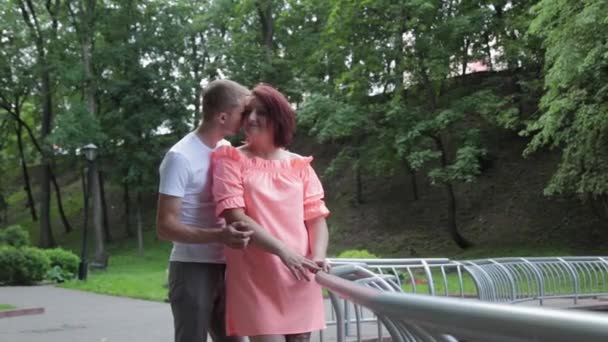Любляча пара в парку обіймається біля фонтану . — стокове відео