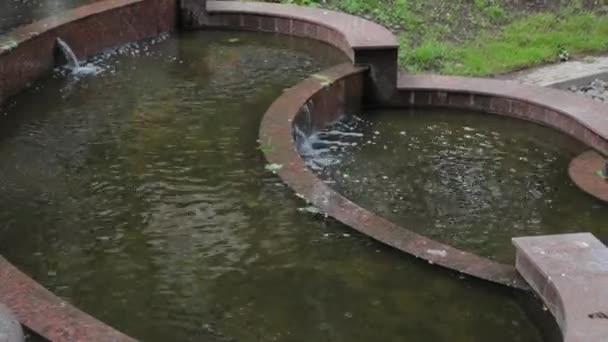 Prachtige tiered fontein in het park. — Stockvideo
