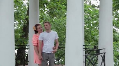 Parktaki sütunların yanındaki güzel aşıklar.