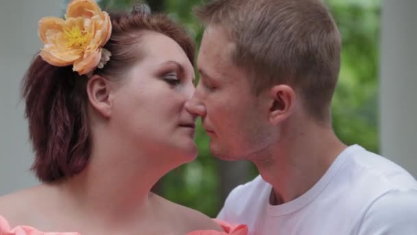 Young beautiful lovers in the park near the columns. — Stock Video