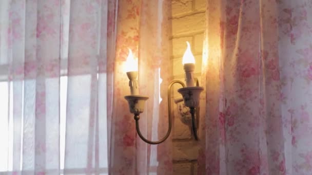 Brûler des bougies de lampe sur le mur. — Video