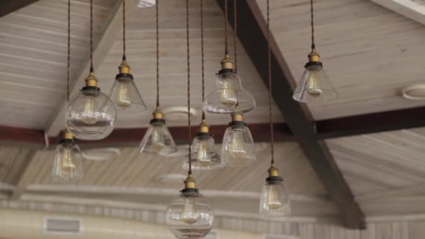 Krásný strop s lampami v kavárně. — Stock video