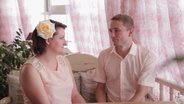 Hermosa pareja enamorada en un restaurante . — Vídeos de Stock