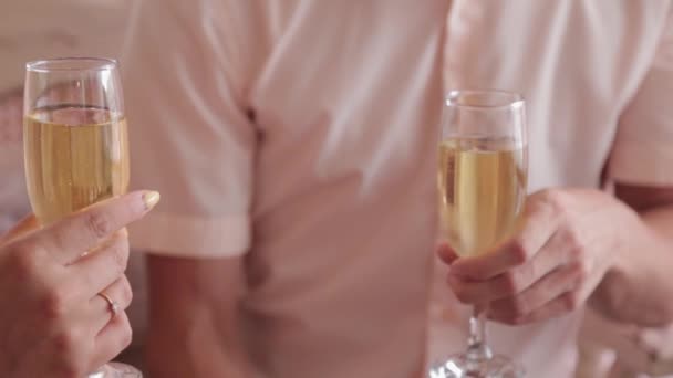 Piękna para zakochana w szampanie w restauracji. — Wideo stockowe