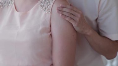 Teras restoranında birbirine sarılan güzel bir çift..