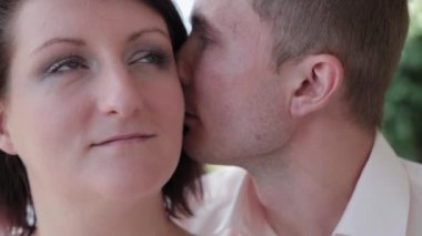 Teras restoranında birbirine sarılan güzel bir çift..