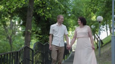 Genç aşıklar parktaki merdivenlerde.