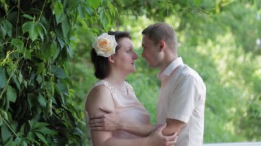 Genç aşıklar çalılıklarda sarılıyorlar..