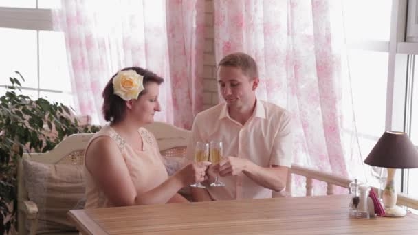 Belo casal apaixonado por champanhe em um restaurante . — Vídeo de Stock