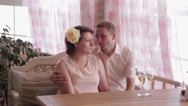Krásný pár zamilovaný do šampaňského v restauraci. — Stock video