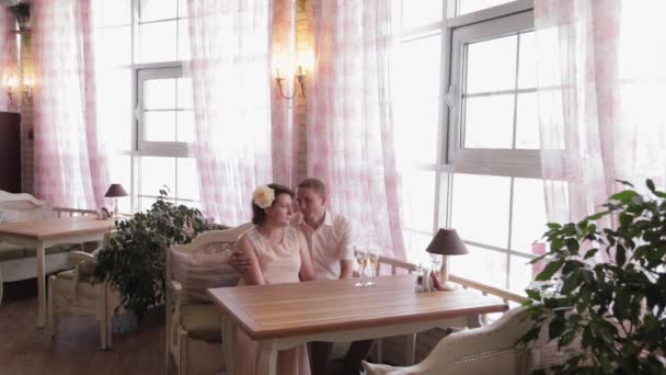 Gyönyörű pár, akik egy étteremben szeretik a pezsgőt.. — Stock videók