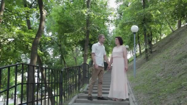 Jóvenes amantes en las escaleras del parque . — Vídeo de stock