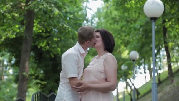 Young lovers on the stairs in the park. — Stock Video