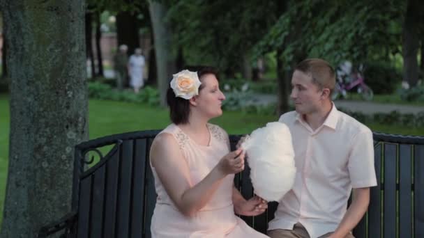 Young lovers eat cotton candy. — Stock Video