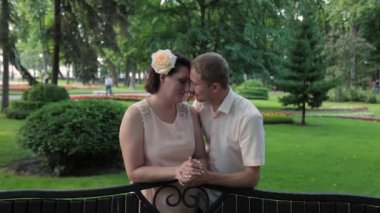 Parkta aşıklar güneşli havada.