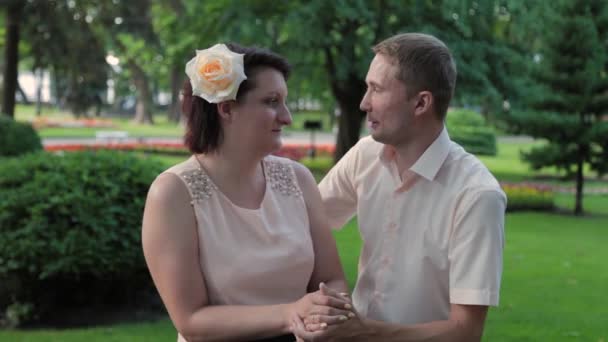 Los amantes en el parque en tiempo soleado . — Vídeo de stock