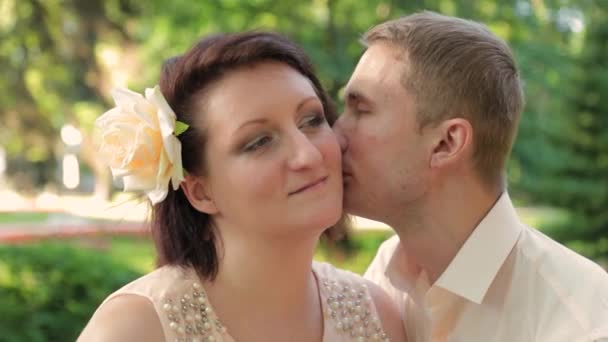 Lovers in the park in sunny weather. — Stock Video