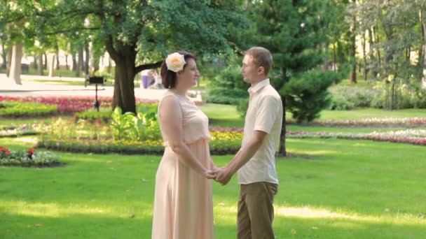 Lovers in the park in sunny weather. — Stock Video