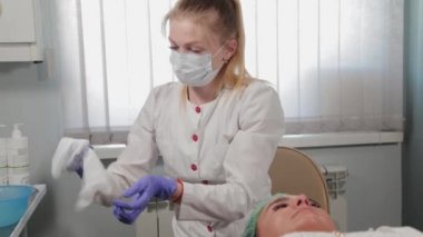 Profesyonel güzellik uzmanı bir kadını ameliyattan önce yıkar..