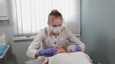 Profesyonel güzellik uzmanı bir kadını ameliyattan önce yıkar..