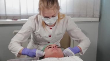 Profesyonel güzellik uzmanı bir kadını ameliyattan önce yıkar..