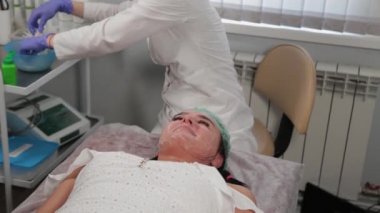 Profesyonel güzellik uzmanı bir kadını ameliyattan önce yıkar..