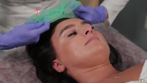 Esteticista profissional coloca chapéu em cliente para mulher . — Vídeo de Stock