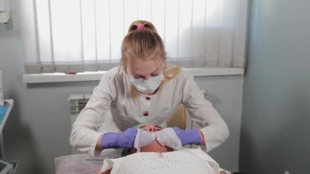 Profesyonel güzellik uzmanı bir kadını ameliyattan önce yıkar.. — Stok video