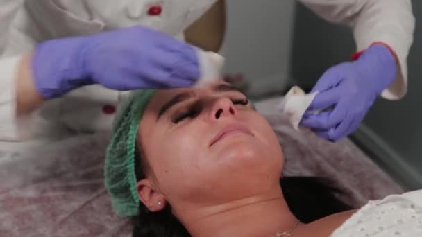 Esteticista profesional lava a una mujer antes del procedimiento . — Vídeo de stock
