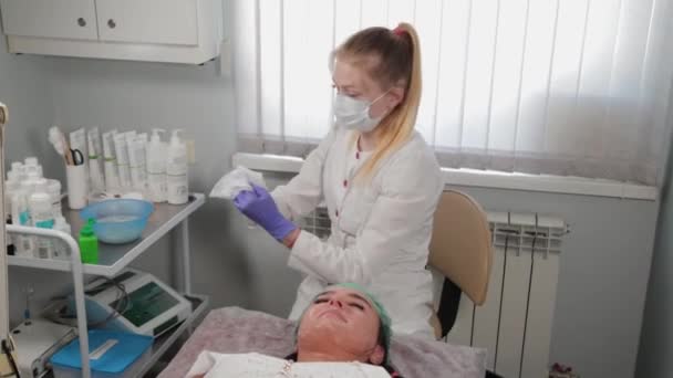 Professionelle Kosmetikerin wäscht eine Frau vor dem Eingriff. — Stockvideo