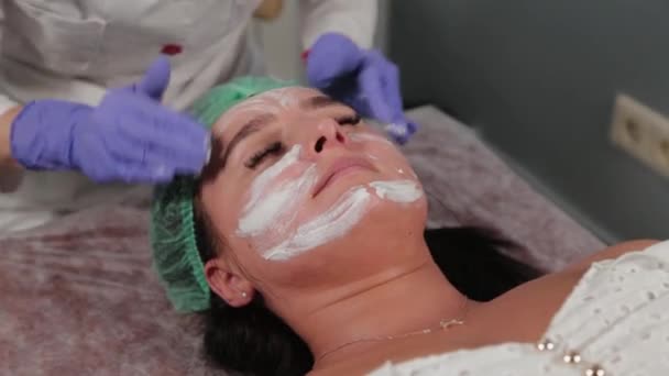 Profi kozmetikus, aki arcmaszkot visel egy nőre.. — Stock videók
