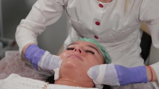 专业美容师在手术前给女人洗一洗. — 图库视频影像
