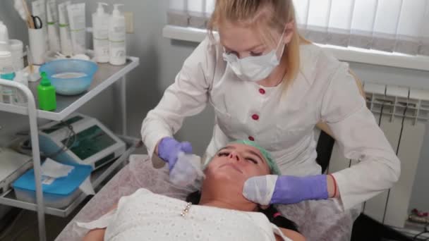 Esteticista profissional lava uma mulher antes do procedimento . — Vídeo de Stock