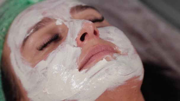 Estetista professionista applica una maschera al viso. — Video Stock