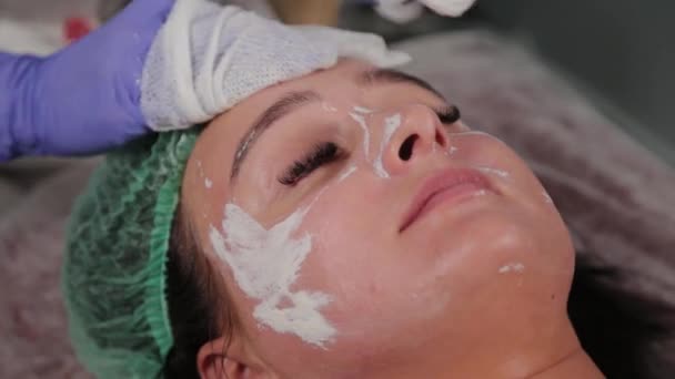Szakmai kozmetikus megmos egy nőt az eljárás előtt. — Stock videók