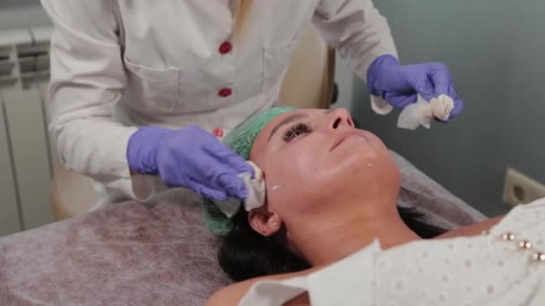 Esteticista profesional lava a una mujer antes del procedimiento . — Vídeo de stock