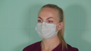 Güzellik uzmanı lazer tüy çıkarma işlemi için gözlük takıyor..