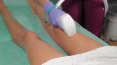 Güzellik uzmanı bacaklarda lazer çıkartıyor..