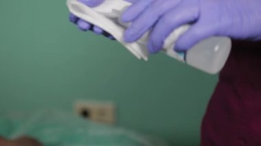 Güzellik uzmanı vücudunda lazer tüy aldırmak için bir yer hazırlıyor..