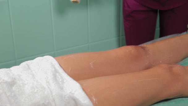 Esteticista hace depilación láser en las piernas. — Vídeo de stock