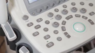 Bir tıp merkezinde ultrason cihazı..