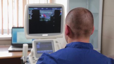 Doktor, tıp merkezinde ultrason yapıyor..