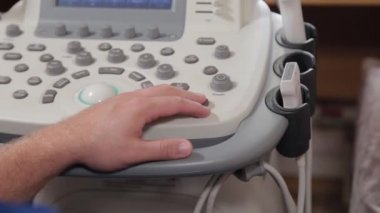 Doktor bir tıp merkezine ultrason cihazı kuruyor..