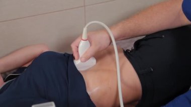 Doktor, tıp merkezinde ultrason yapıyor..