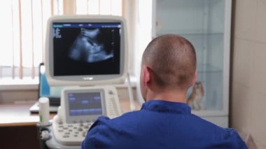 Doktor, tıp merkezinde ultrason yapıyor..