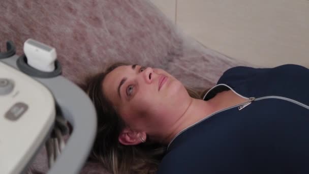 Bella donna si prepara per la procedura di ultrasuoni. — Video Stock