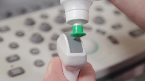 닥터는 초음파 검사에 겔을 사용 한다. — 비디오