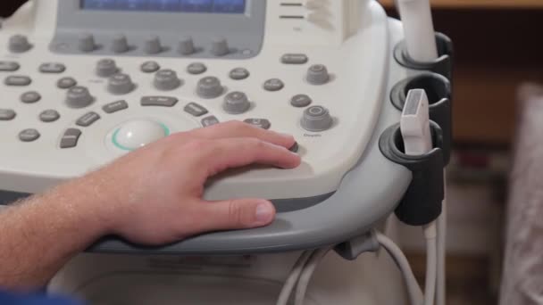 Врач устанавливает ультразвуковой аппарат в медицинском центре. — стоковое видео
