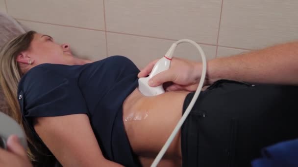 Arzt macht Ultraschall im medizinischen Zentrum. — Stockvideo